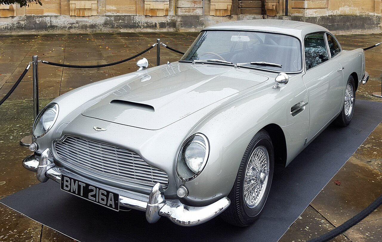 Aston Martin DB5 в кадре из Skyfall